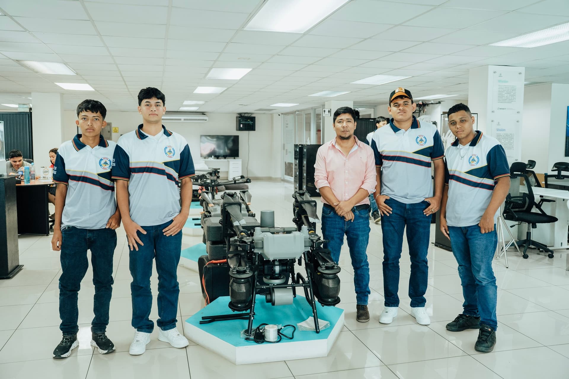 Visita educativa y demostración de tecnología de drones