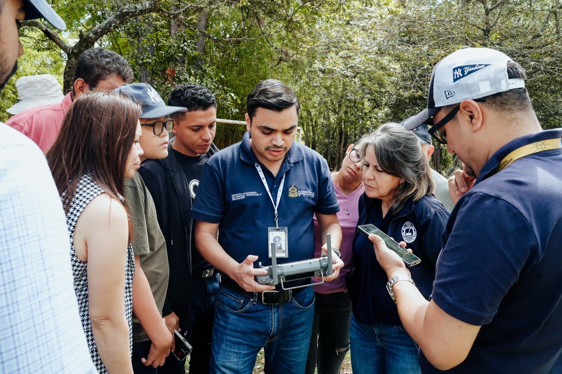 Asistentes observan el control remoto del dron