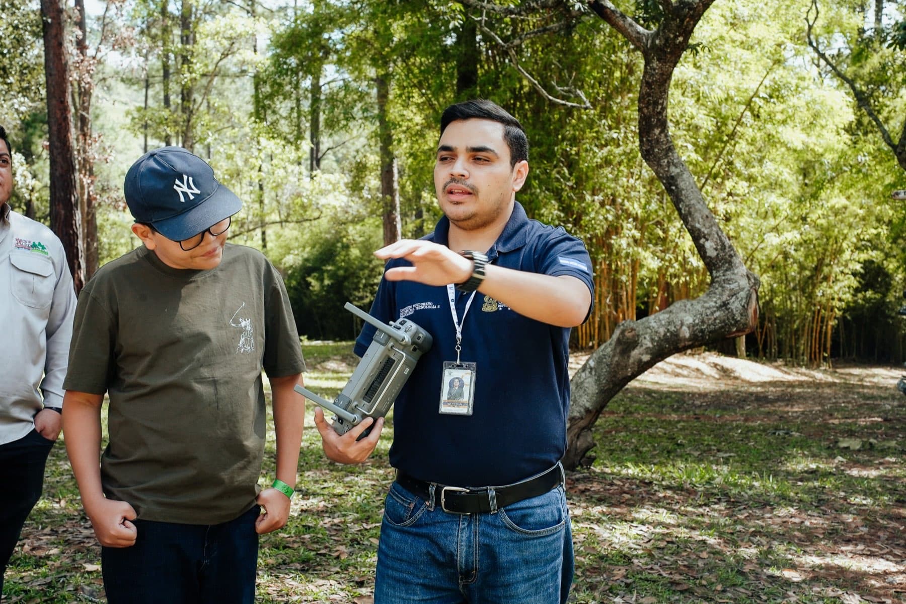Explicación del funcionamiento de un dron a los asistentes