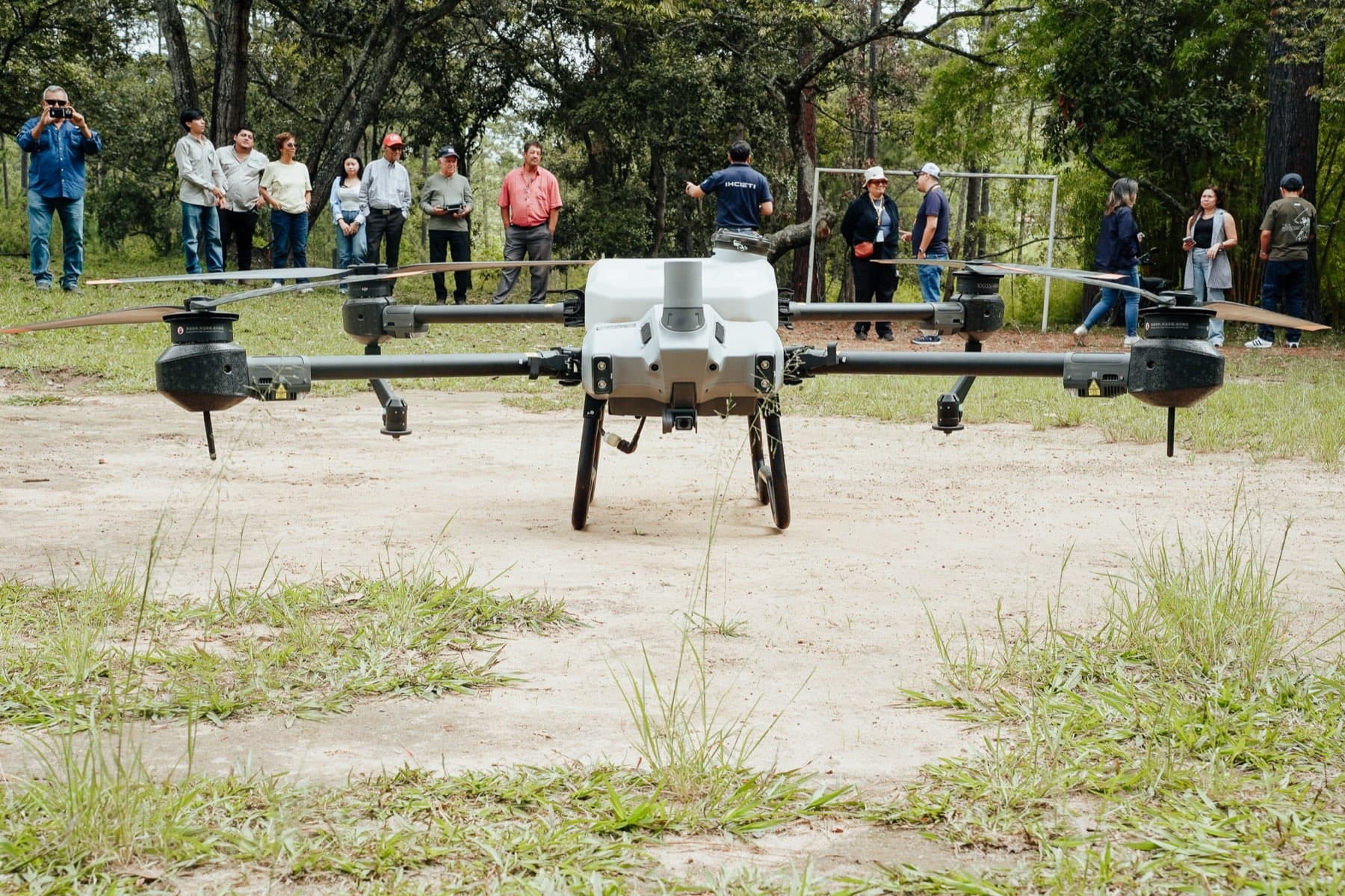 Demostración de un dron agrícola en el Parque Aurora durante la reunión del CIFORMAH