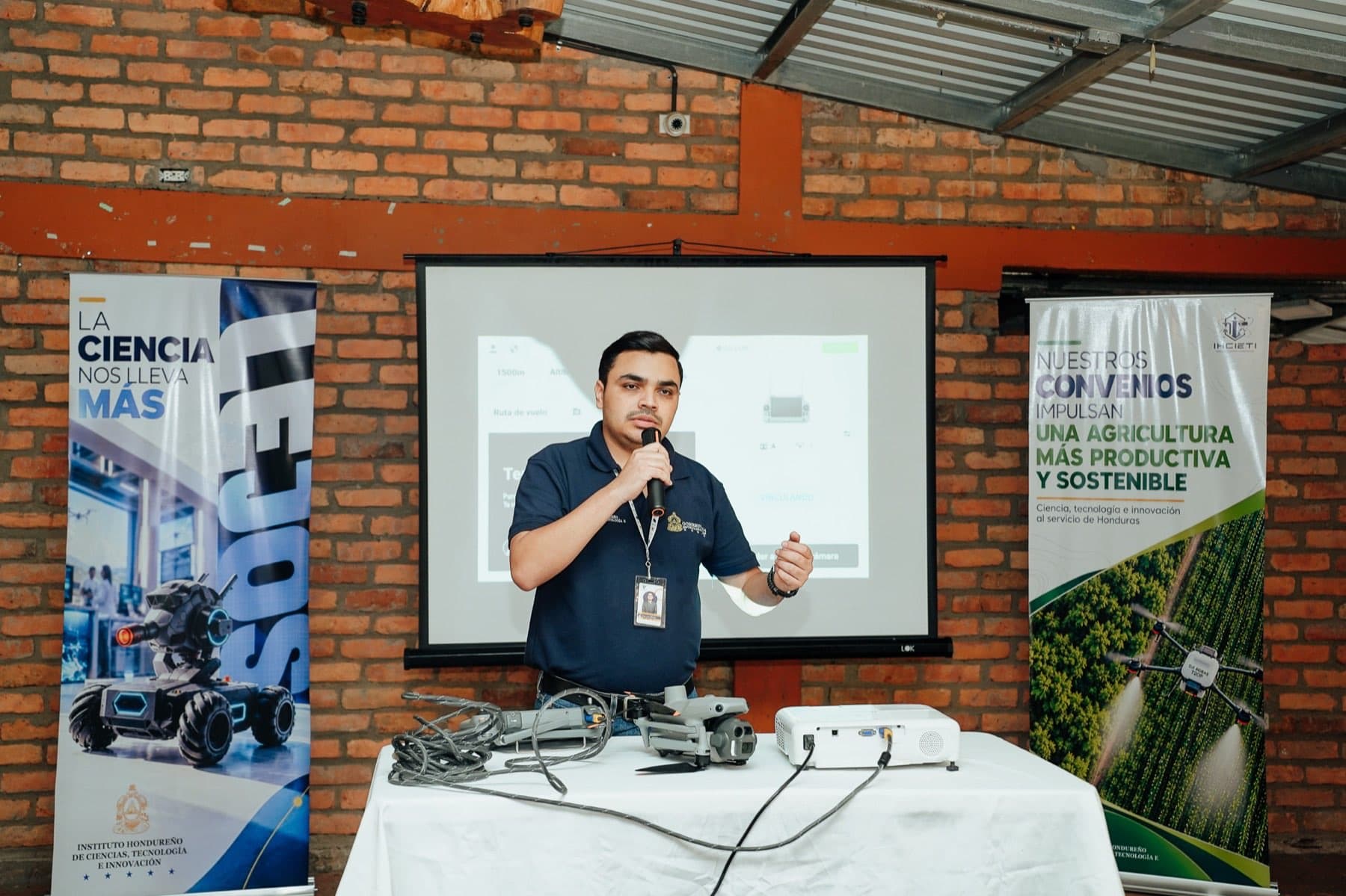 Presentación del equipo de SENACIT/IHCIETI sobre drones aplicados al manejo forestal