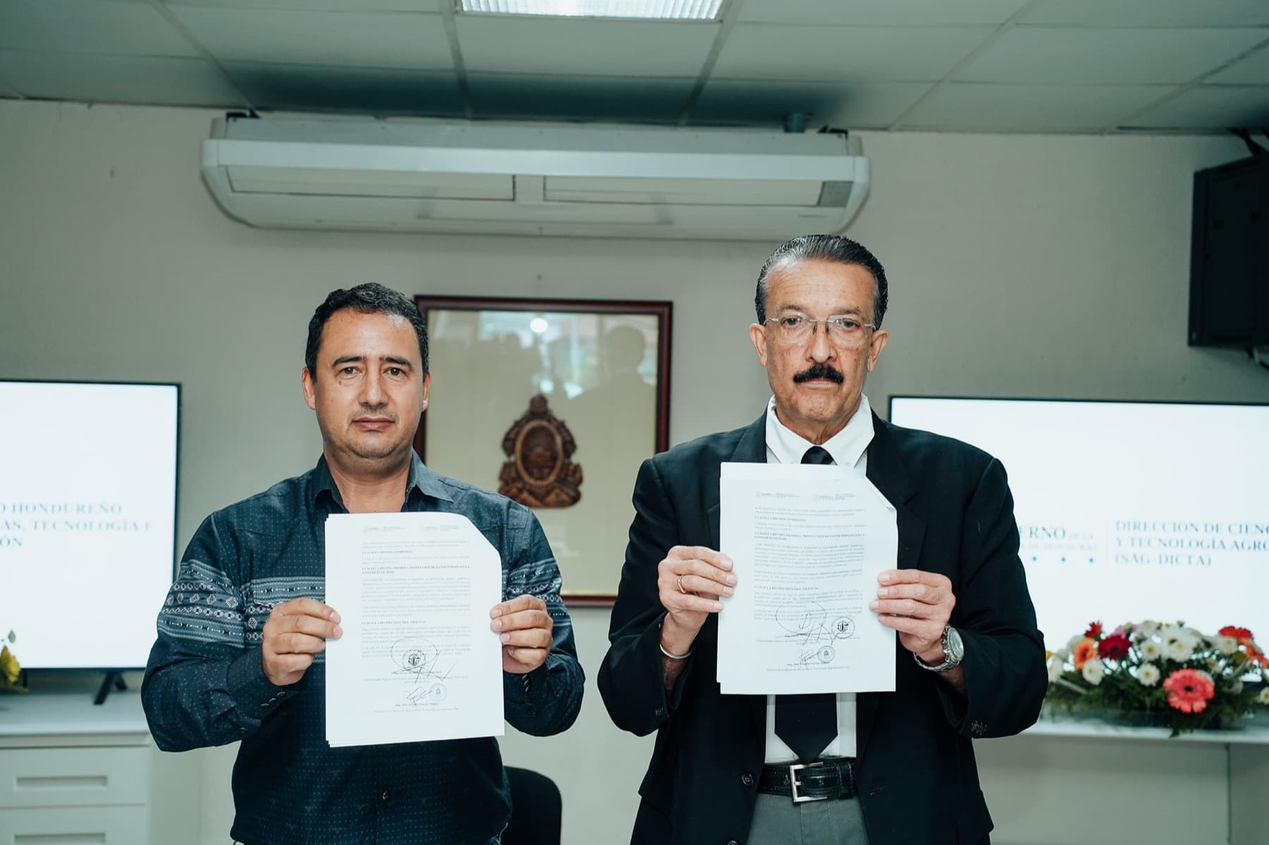 Representantes de DICTA e IHCIETI muestran el convenio firmado