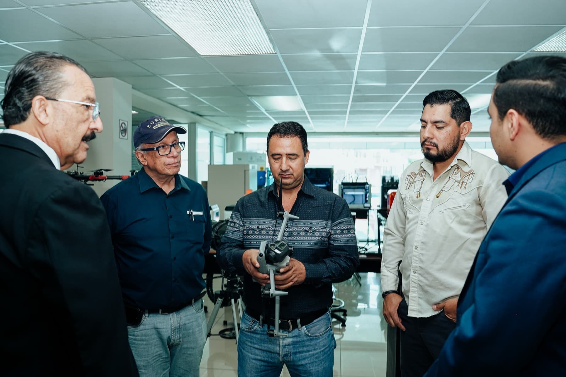Demostración de equipo tecnológico a representantes de DICTA