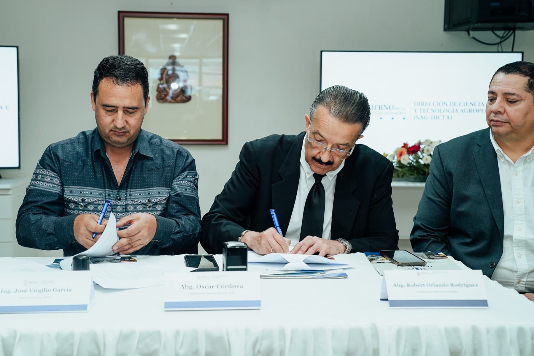 Autoridades firman el convenio en la mesa principal