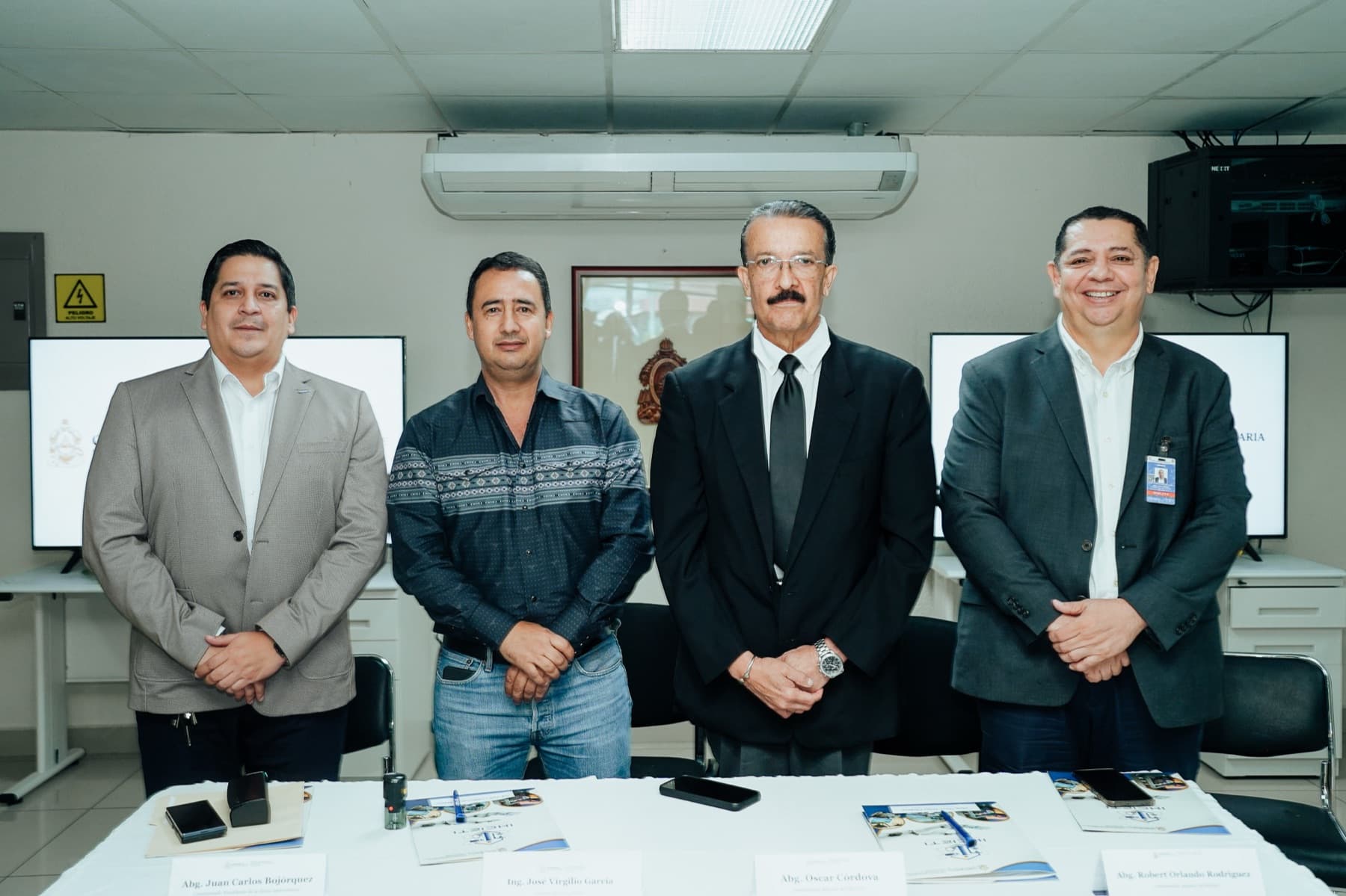 Fotografía oficial de las autoridades tras la firma del convenio