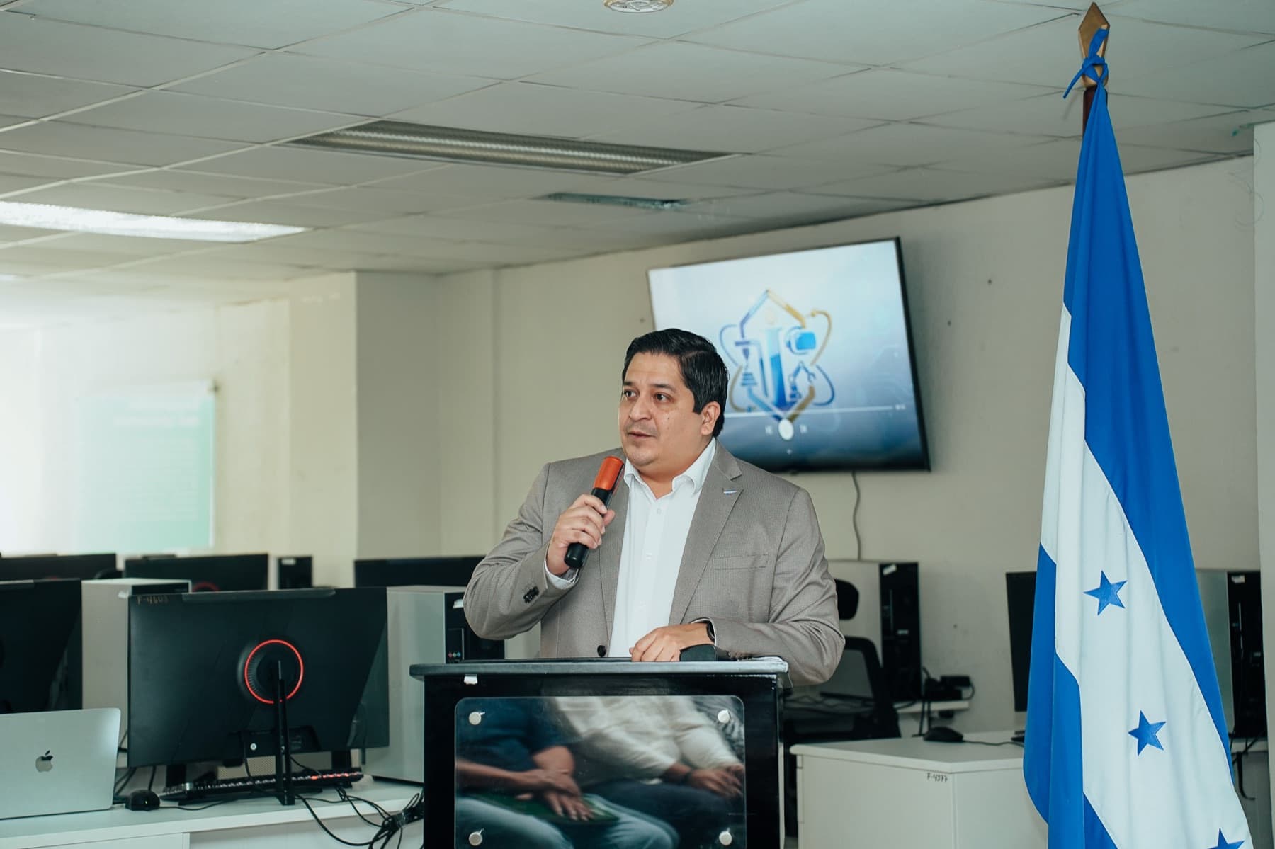 Intervención de autoridades durante el acto