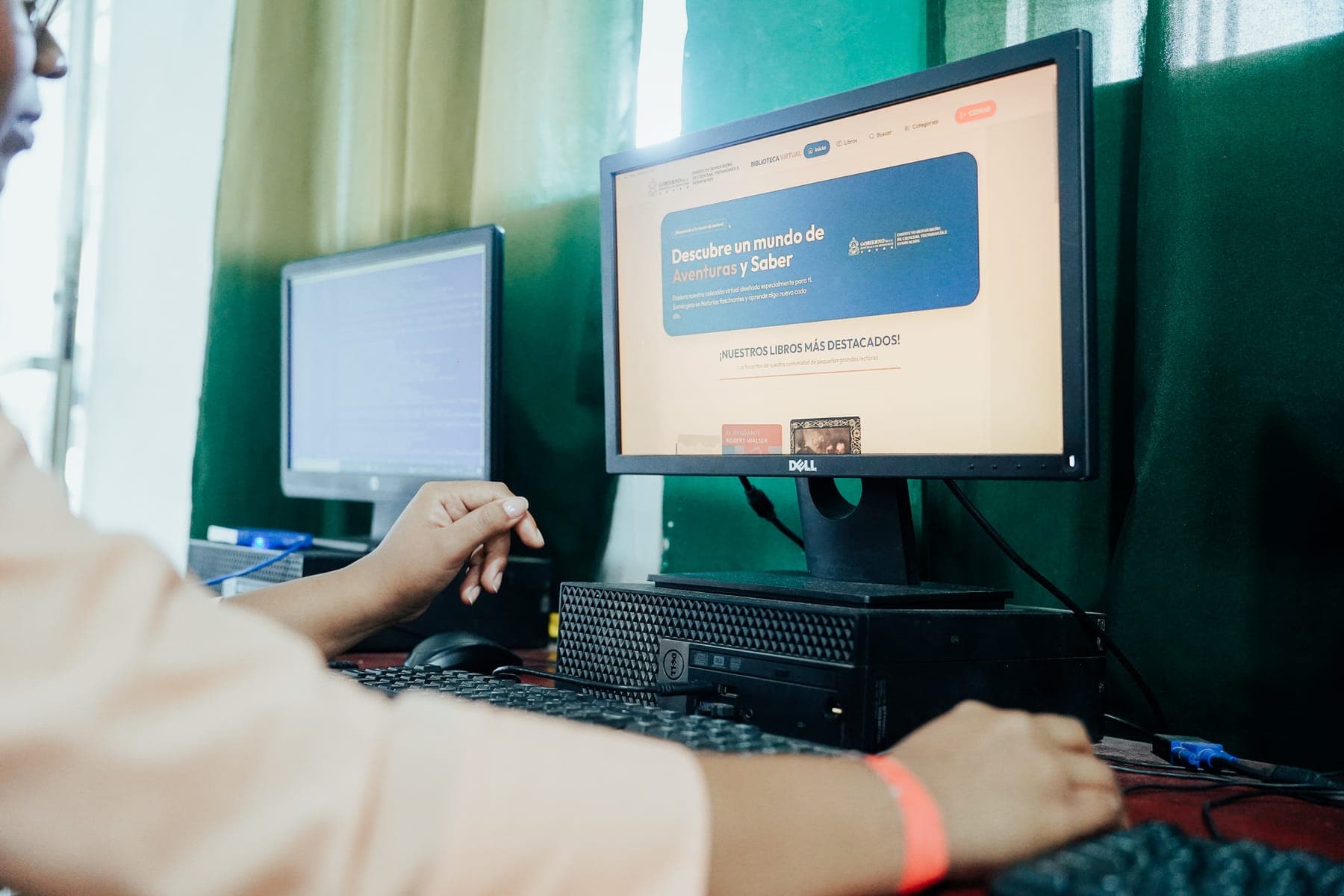 Biblioteca virtual con más de 8,000 libros digitales en pantalla