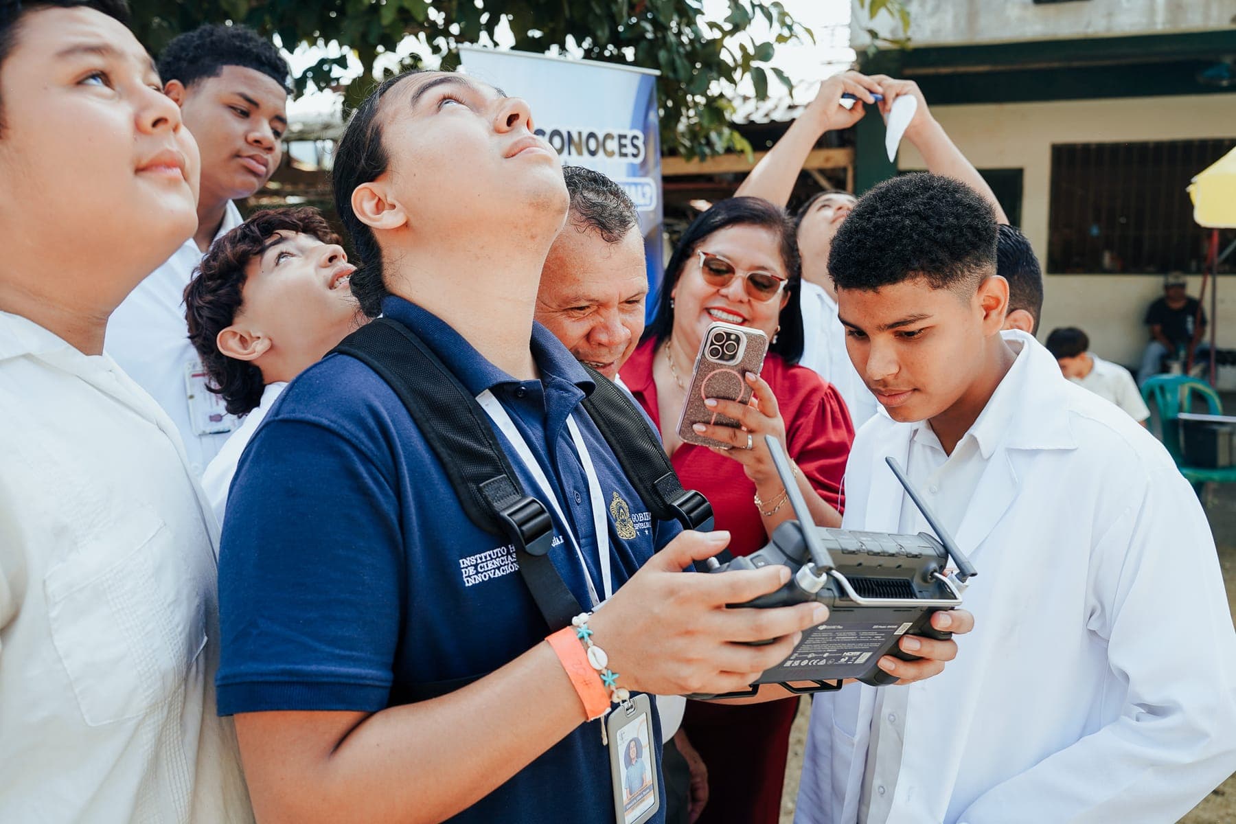 Estudiantes en una demostración de dron