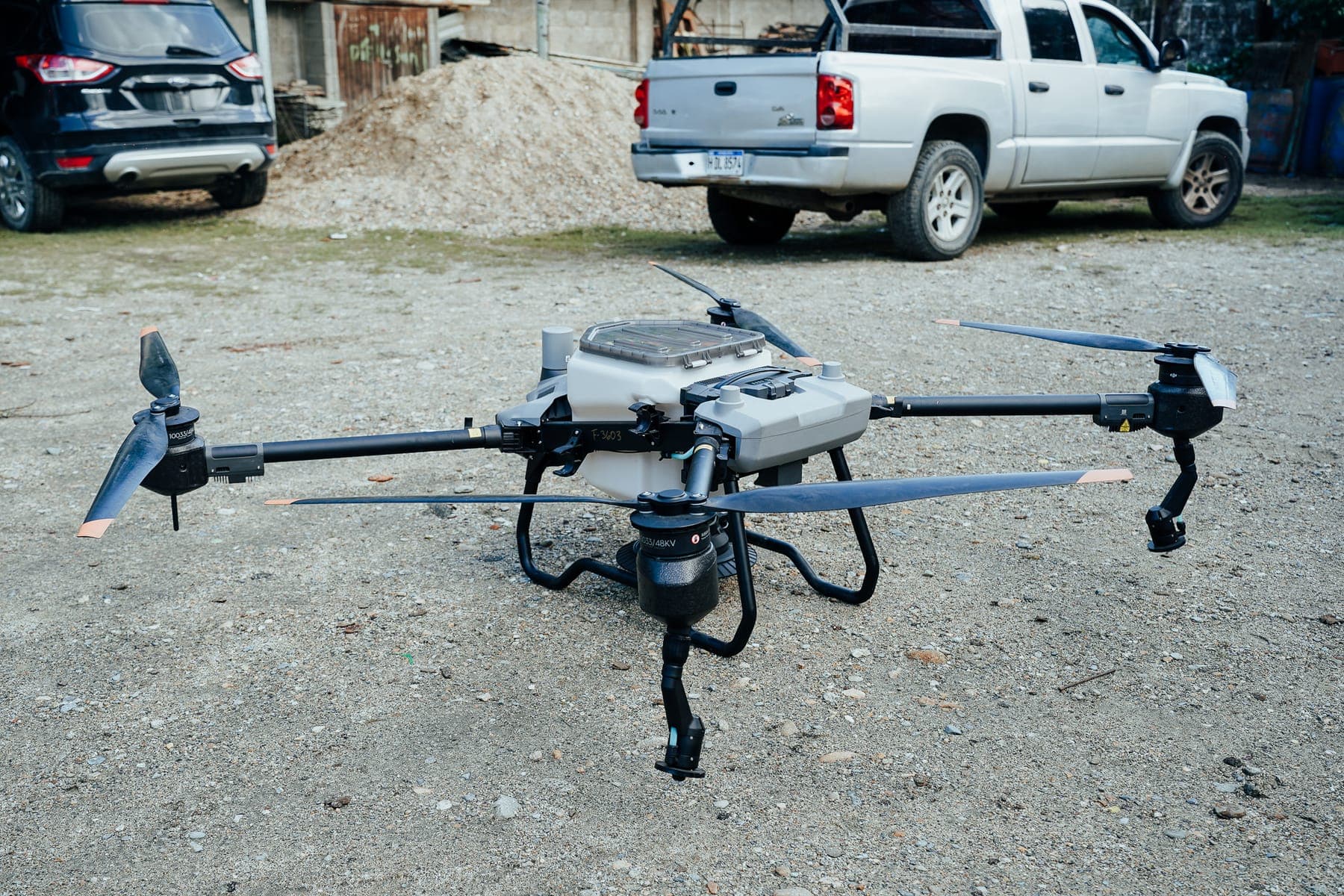 Dron agrícola exhibido en la feria