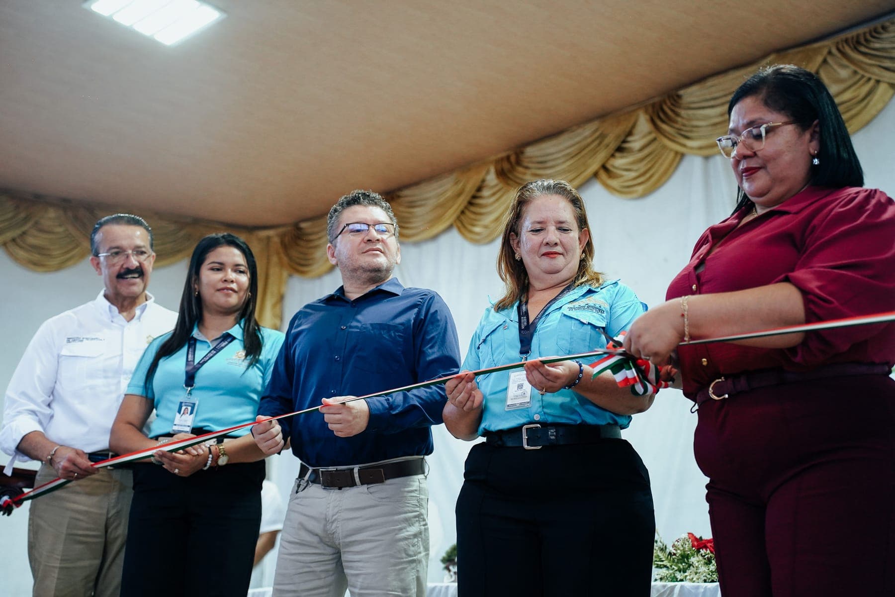 Corte de cinta en la inauguración de la Feria Científica y Tecnológica en Tela