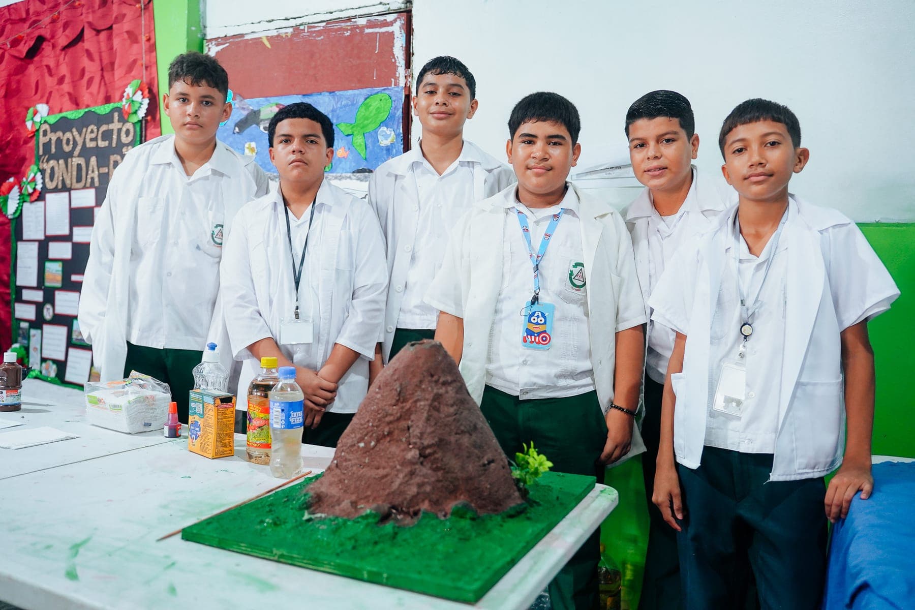 Proyecto estudiantil: maqueta de volcán