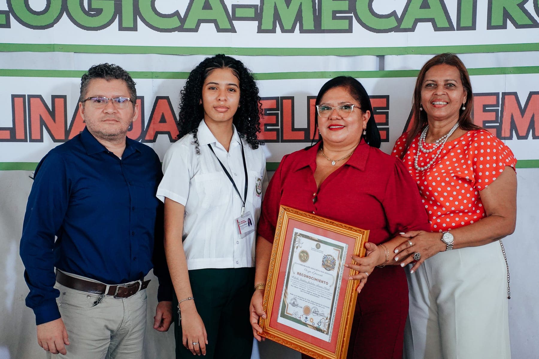 Entrega de reconocimiento durante la feria